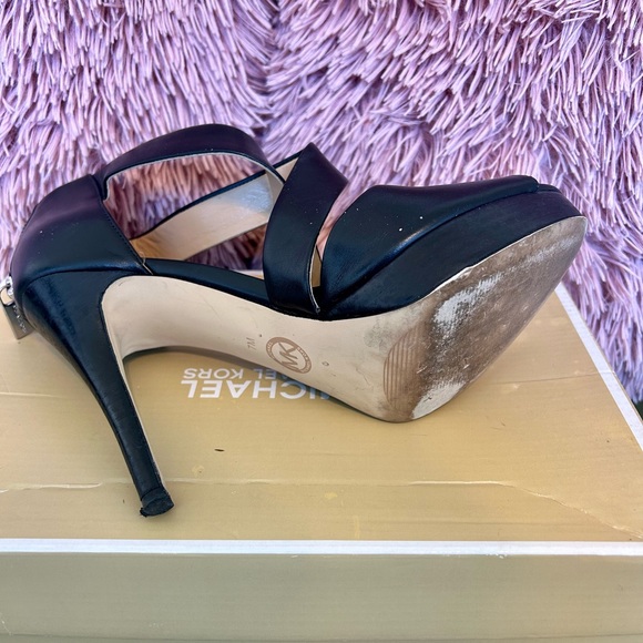 Michael Kors: Black Cross Strap Sandal. Women’s size 7M - Picture 7 of 10